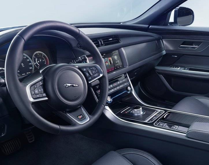 Jaguar XF 2017 com pintura exclusiva